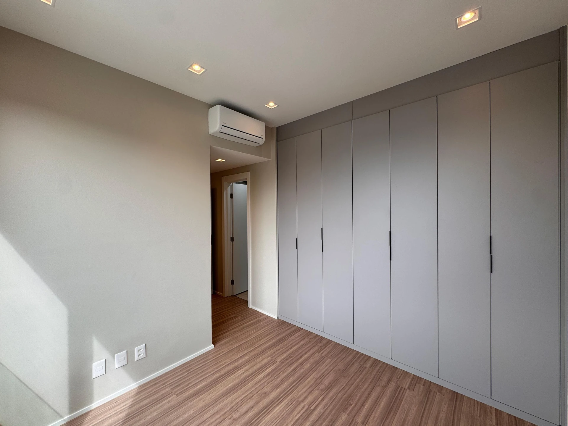 Furnished apartment with 3 en-suite bedrooms and balcony — photo 38