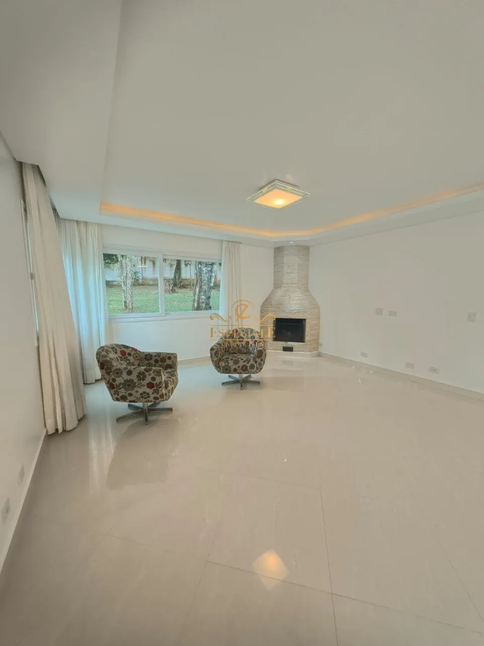 House with 5 bedrooms and a modern open-plan kitchen — photo 8