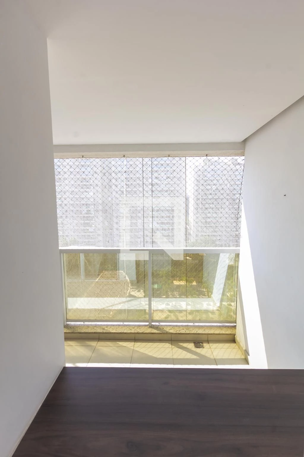 Balcony with a grill in a 2-bedroom apartment, 68 m² — photo 3