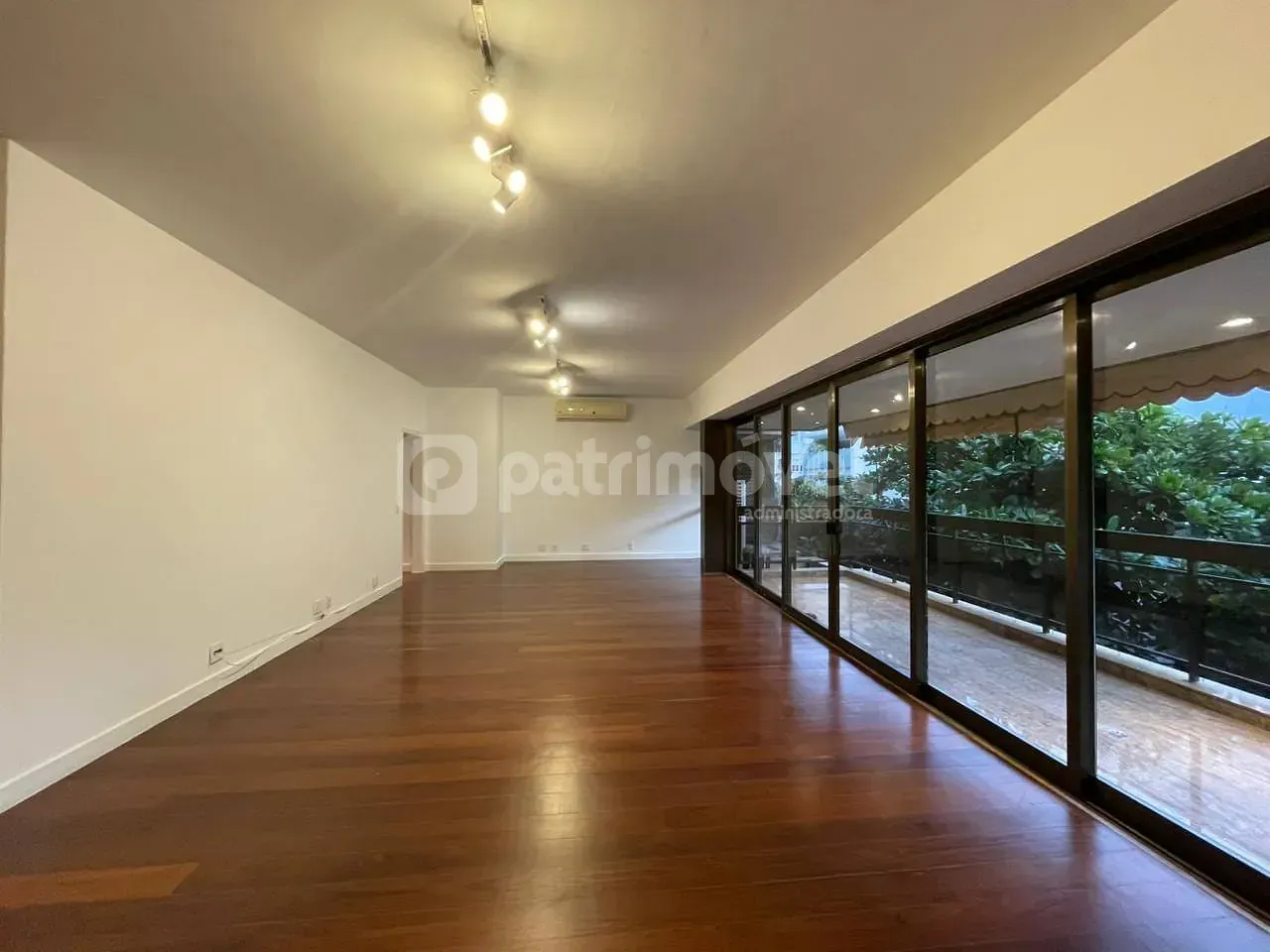 4-bedroom apartment with pool and 3 parking spaces — photo 34