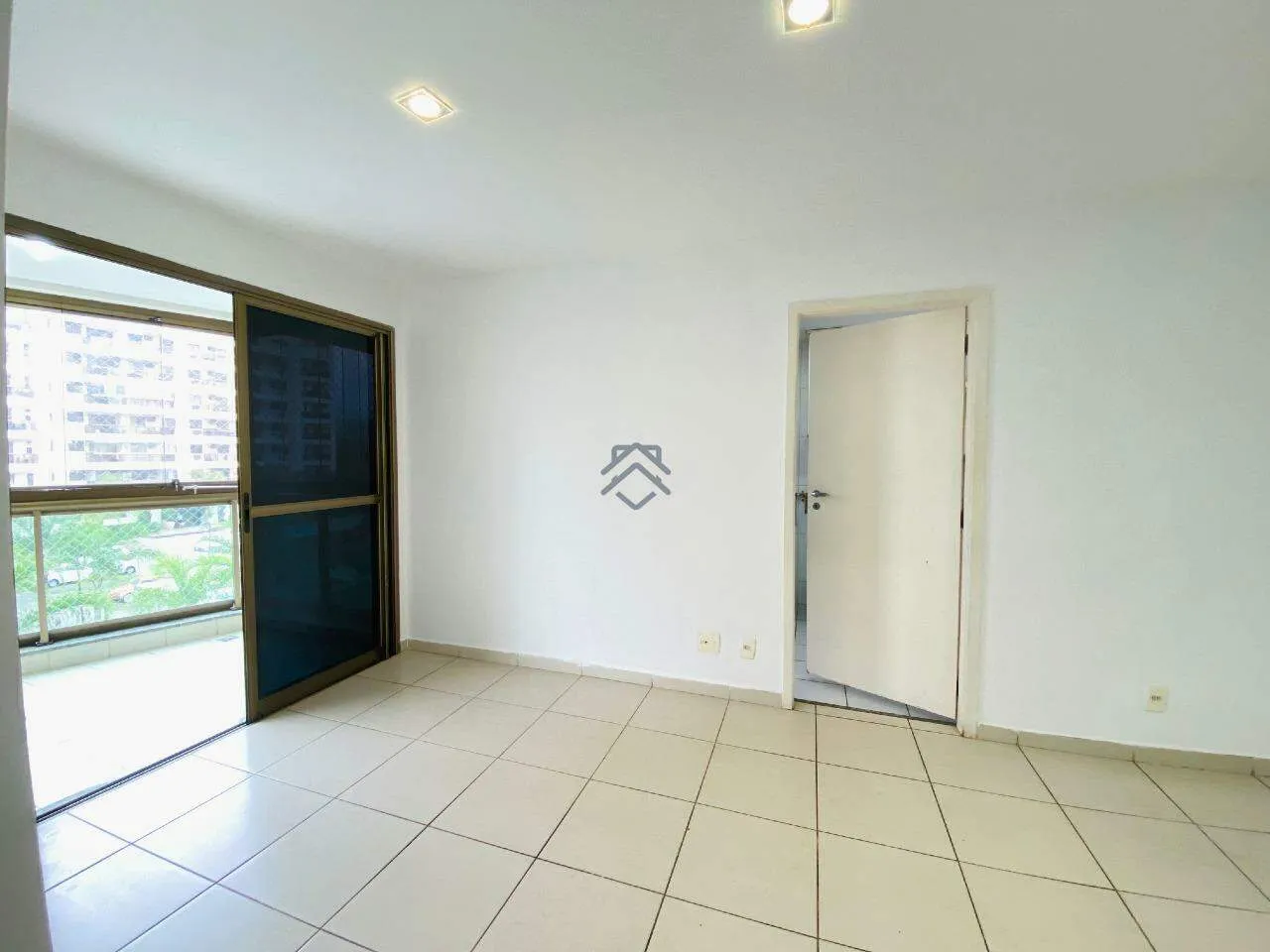 Unfurnished 2-bedroom apartment with 2 bathrooms — photo 17