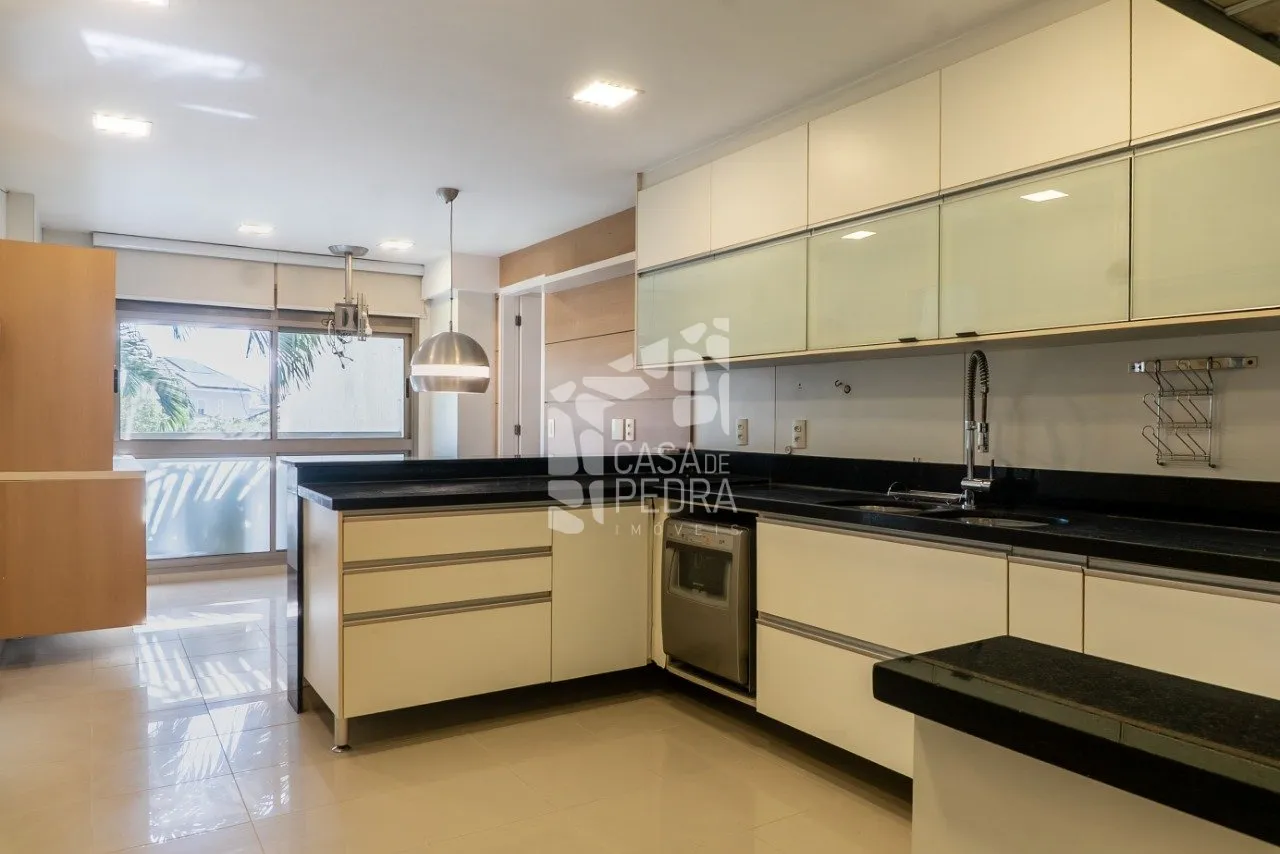 4-bedroom apartment with enclosed glass balcony — photo 50