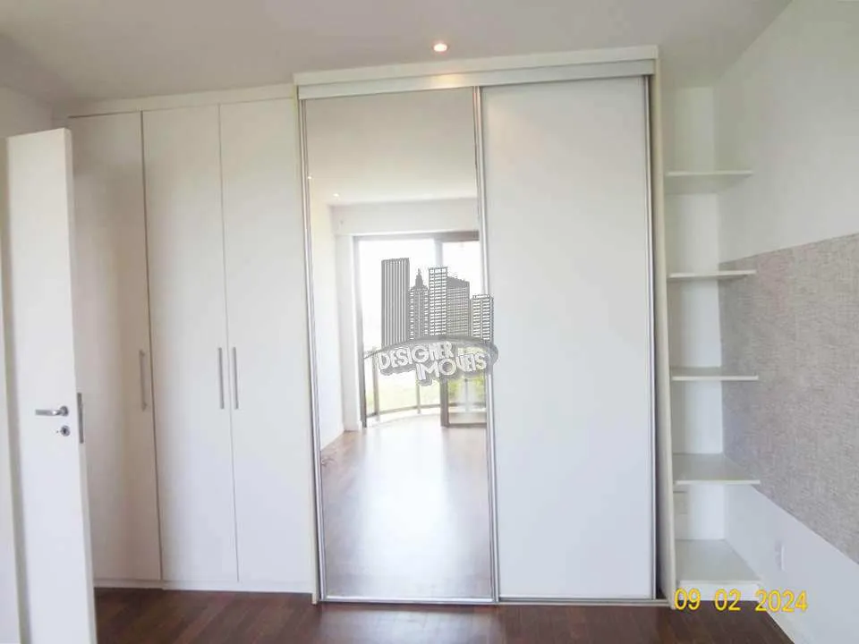Balcony with a grill in a 3-bedroom apartment, 129 m² — photo 24