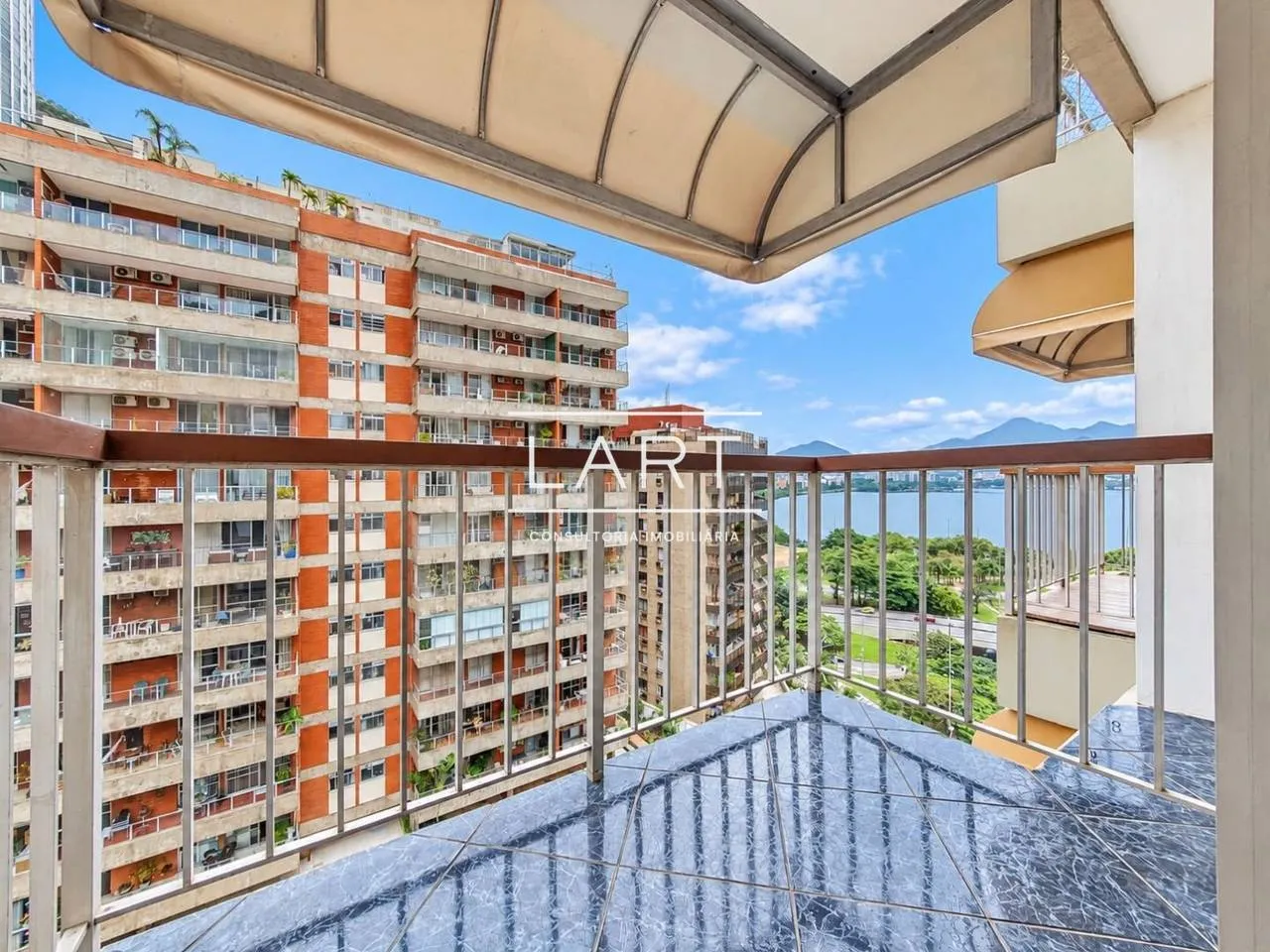 Apartment on the 8th floor with a water view — photo 17