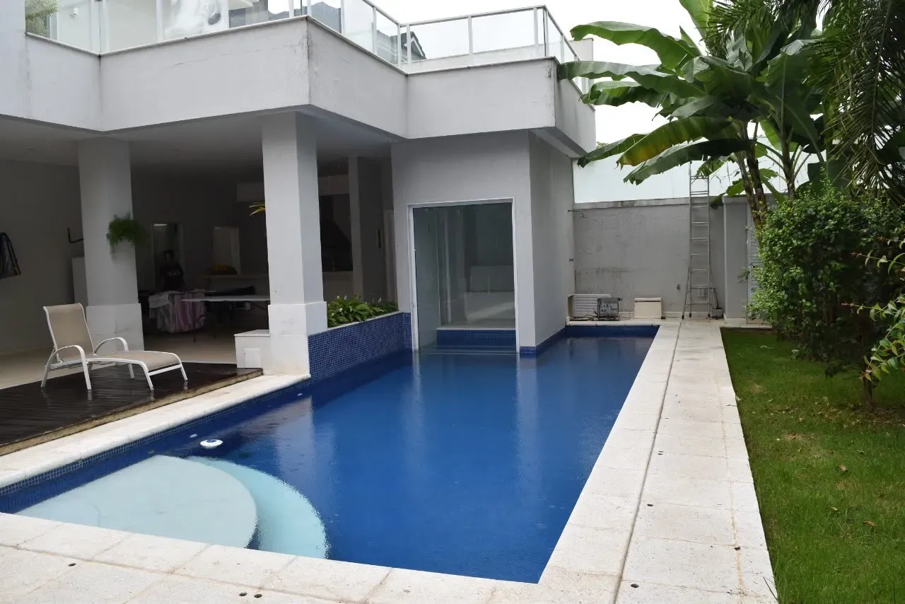 600 m² house with a private pool and a bathtub — photo 11