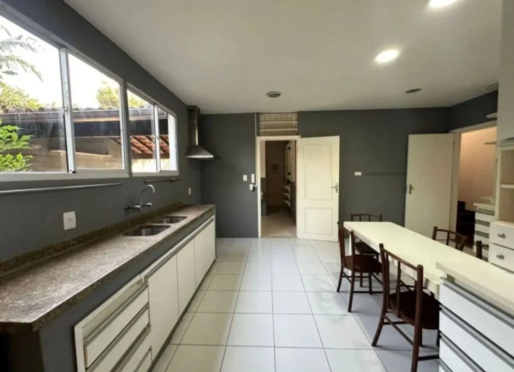 House with 5 bedrooms and 4 bathrooms, 647 m² — photo 13