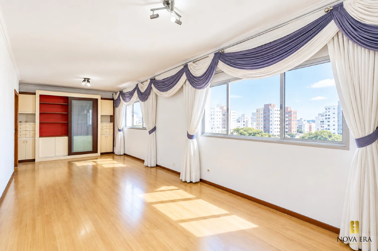 Glass-enclosed balcony in a 3-bedroom apartment, 124 m² — photo 7