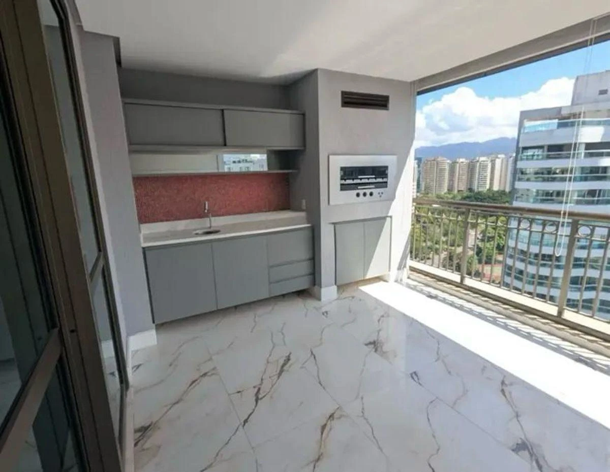 4-bedroom apartment with a mountain view — photo 2