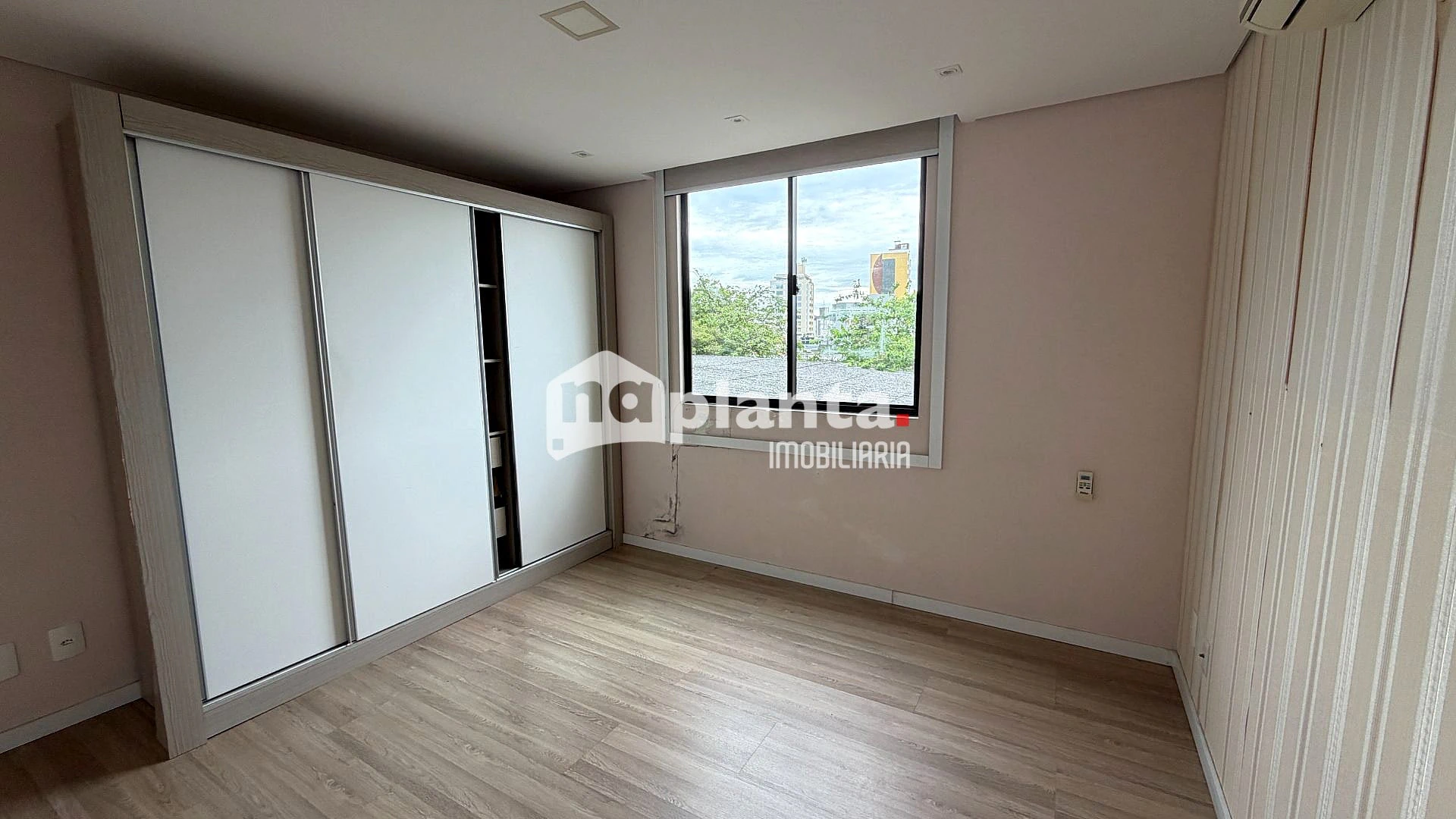 One-bedroom apartment in a building with a pool — photo 12