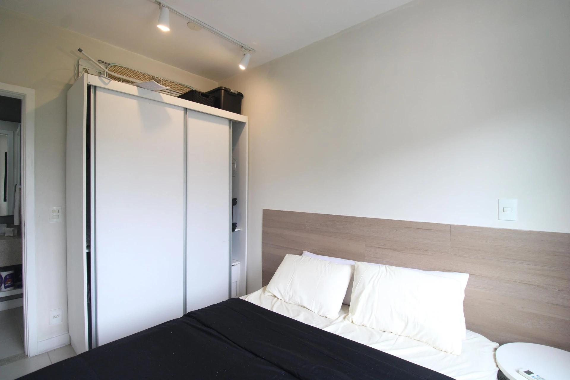 Furnished studio with 1 bedroom and balcony — photo 11