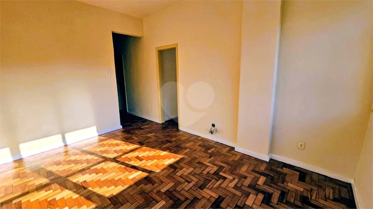 Wood or laminate floors in a 2-bedroom apartment, 58 m² — photo 11