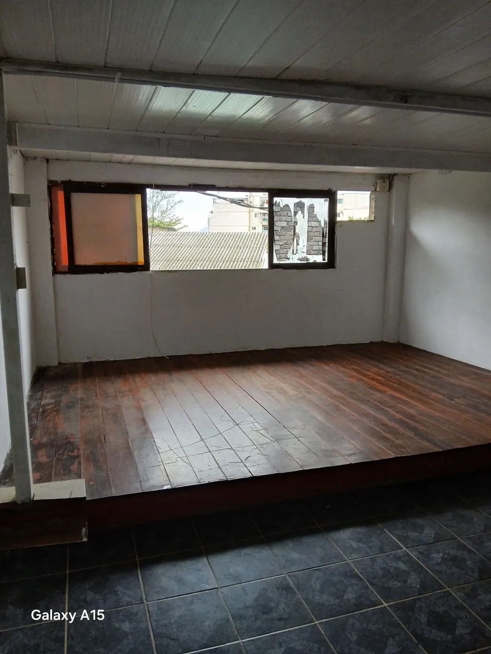 Unfurnished studio with 1 bedroom and a compact kitchenette — photo 4