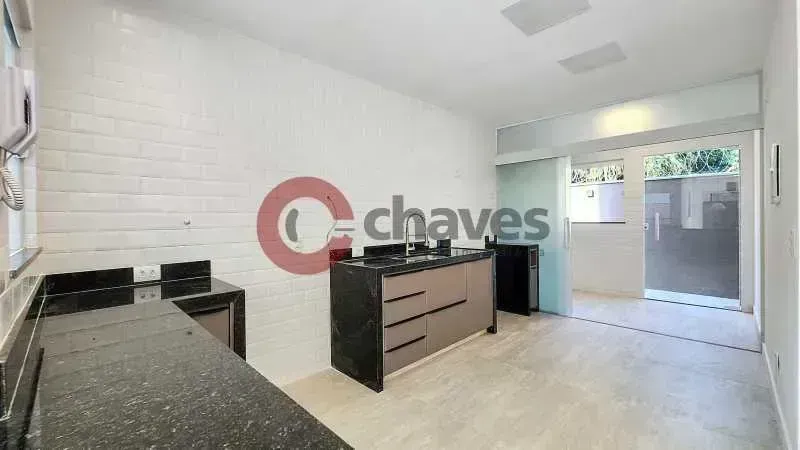 Casa com 4 quartos e 5 banheiros, cozinha integrada a gás — photo 4