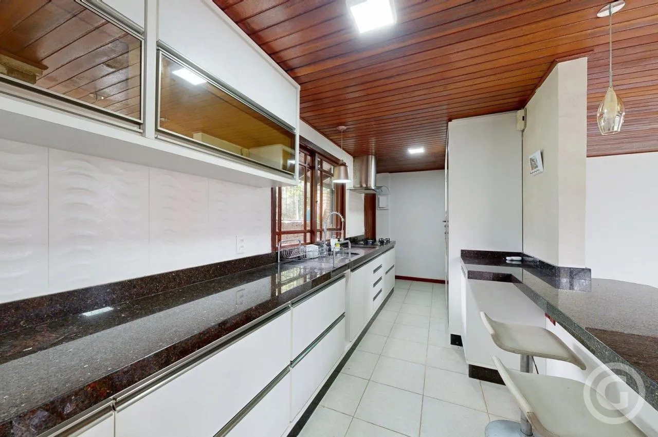 Detached house with 5 en-suite bedrooms and private BBQ — photo 11