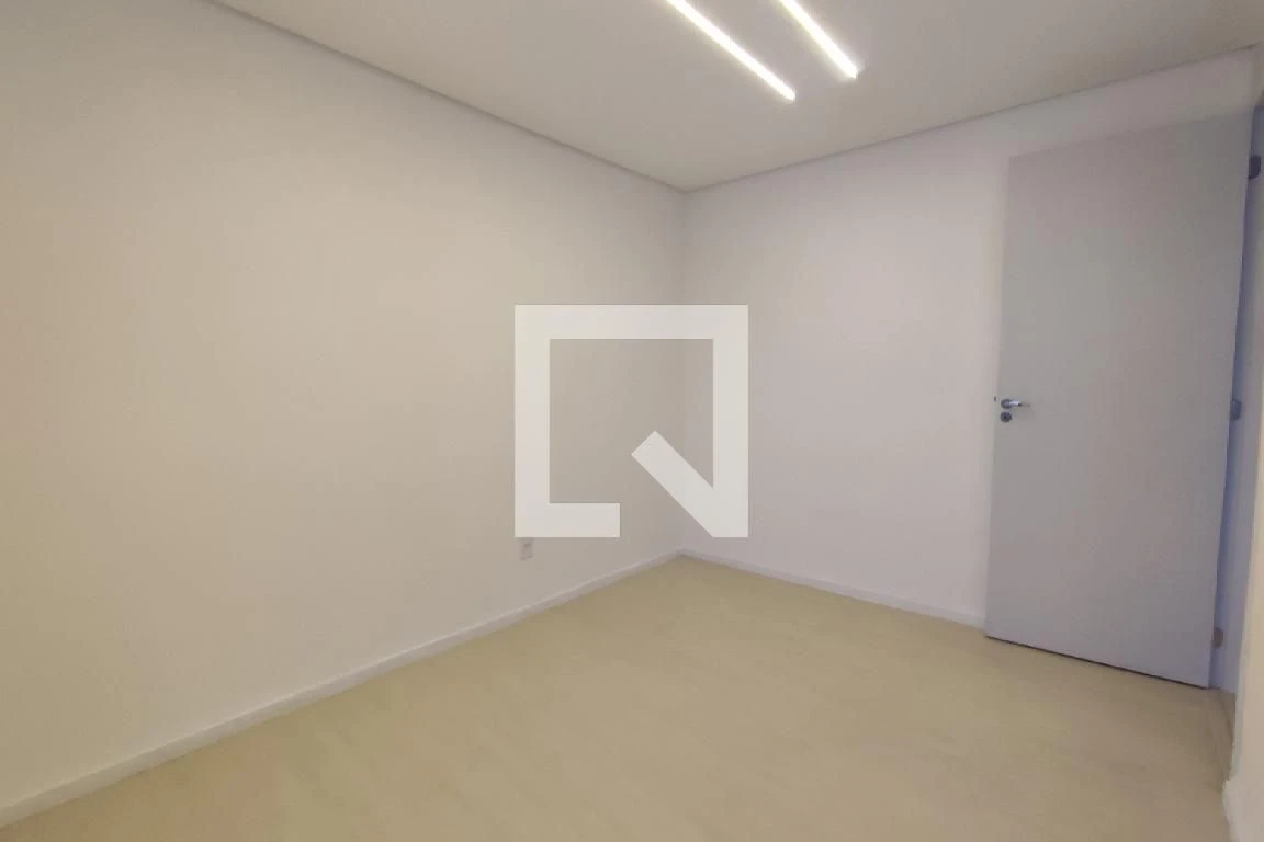 2-bedroom apartment in a building with a gym — photo 17