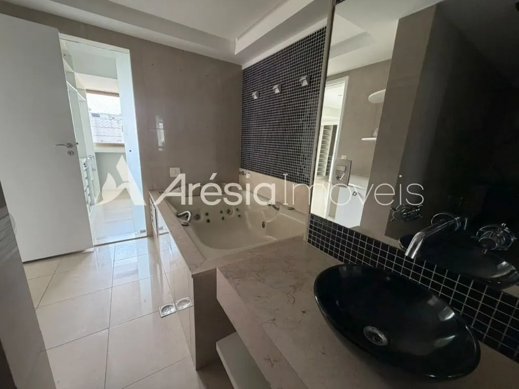 4-bedroom apartment in a building with a sauna — photo 38