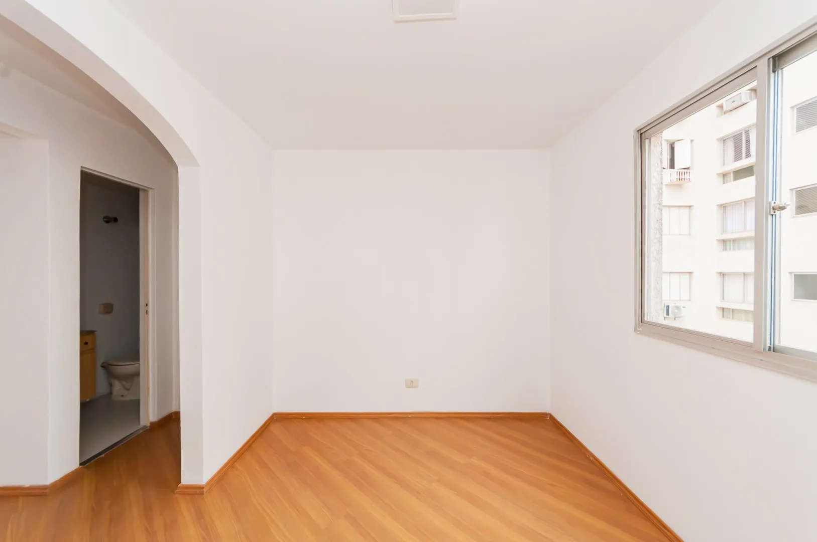 1-bedroom apartment with a separate, closed kitchen — photo 3