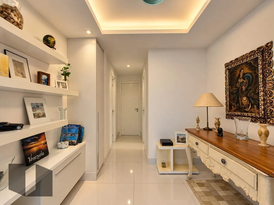 Bathtub in a 4-bedroom apartment, 226 m² — photo 29
