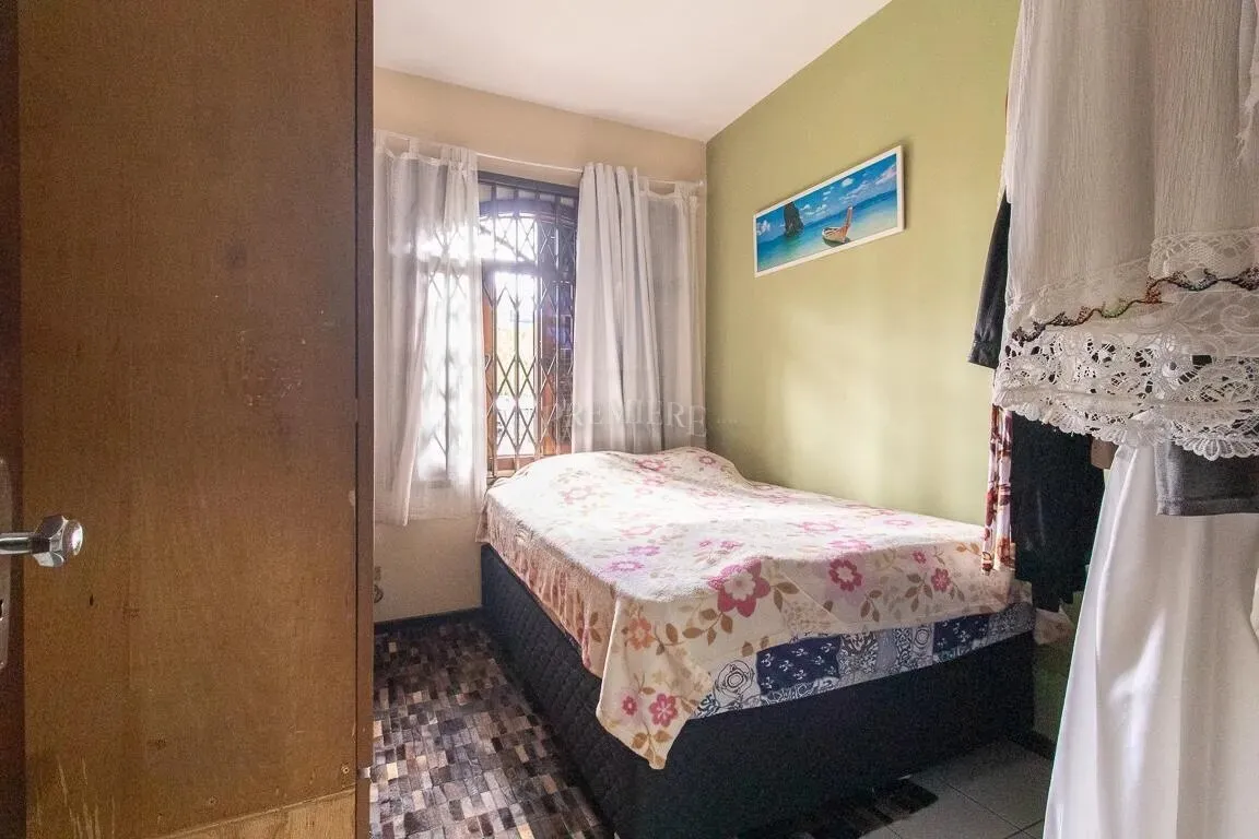 Furnished house with desk area and 6 bedrooms — photo 22