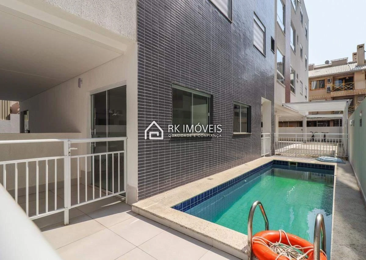 One-bedroom apartment in a building with a pool — photo 20