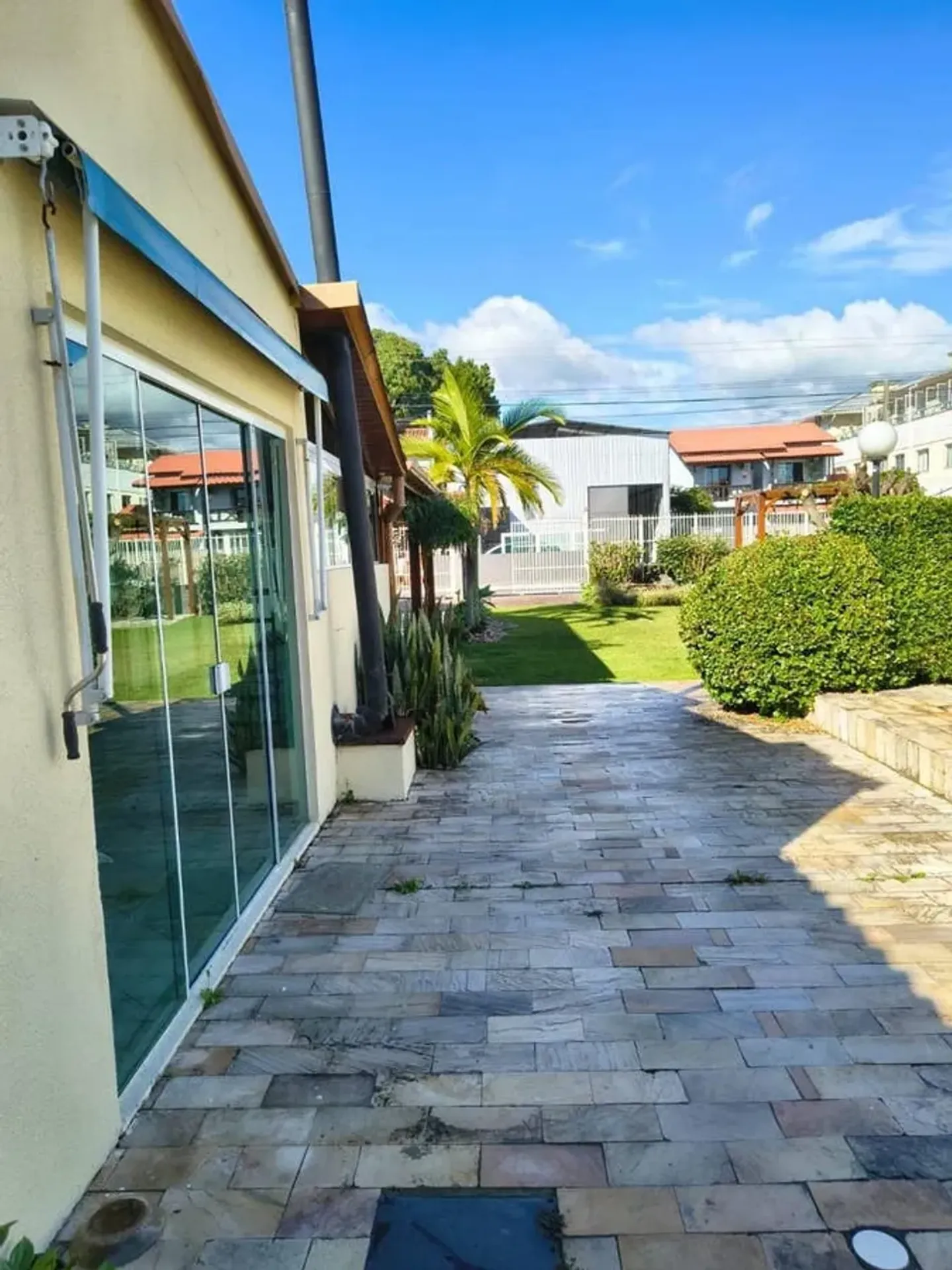700 m² house with a bathtub and a grill on the balcony — photo 31