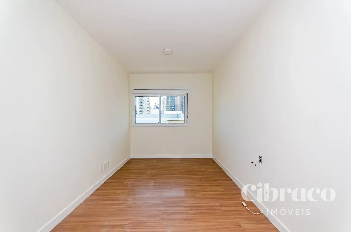 Balcony with a grill in a 2-bedroom apartment, 71 m² — photo 42