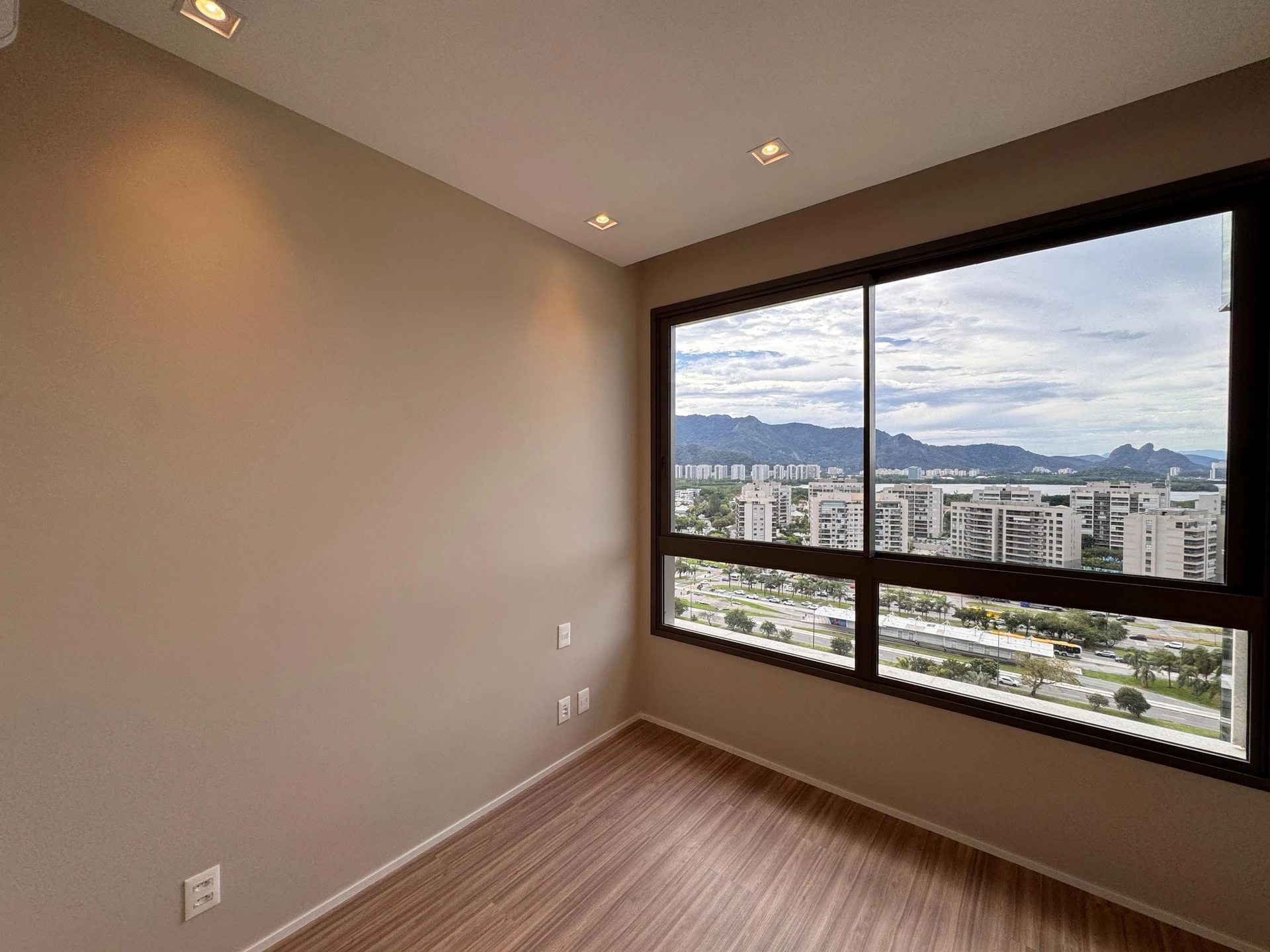 Furnished apartment with 3 en-suite bedrooms and balcony — photo 17