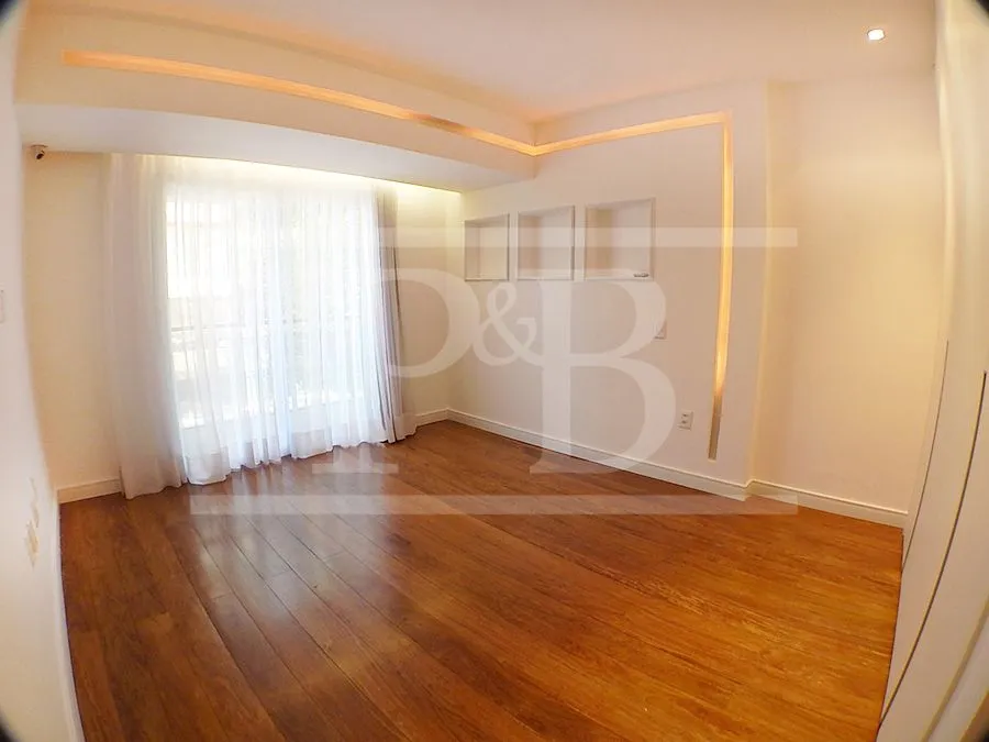 4-bedroom apartment with glassed-in balcony — photo 23
