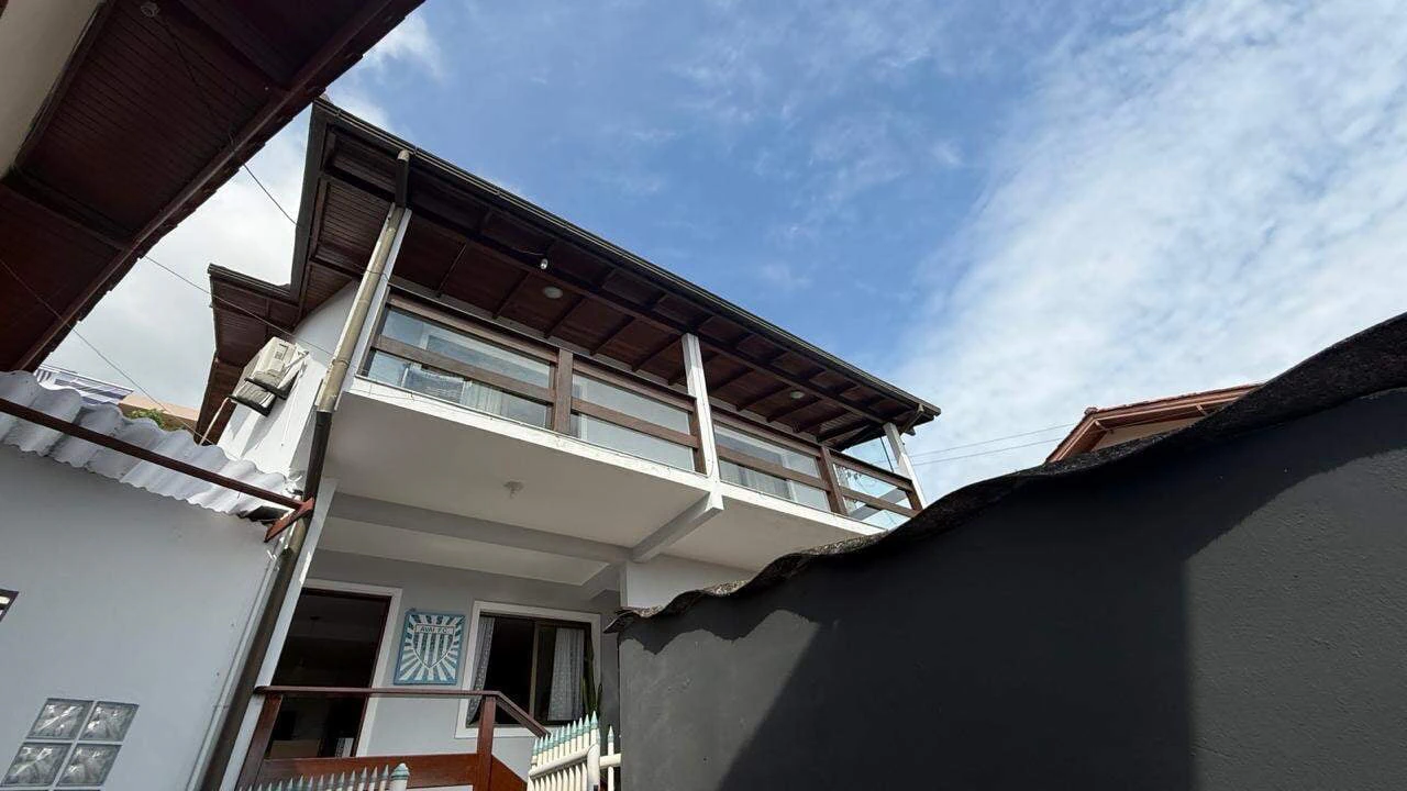 Ventanales de piso a techo y 3 dormitorios: casa de 60 m² — photo 19