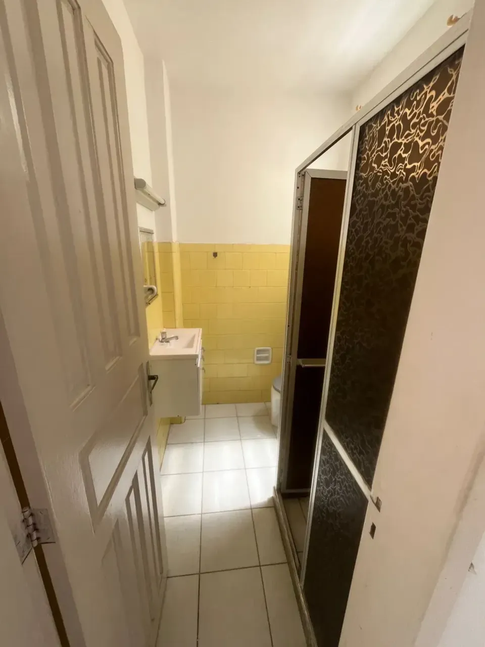 2-bedroom apartment with a glass-enclosed shower — photo 13
