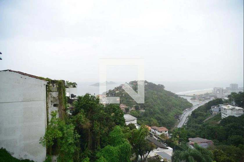 5-bedroom house with a water view — photo 32