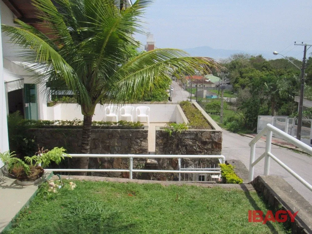 House with 4 bedrooms and 380 m², 2 parking spots — photo 32