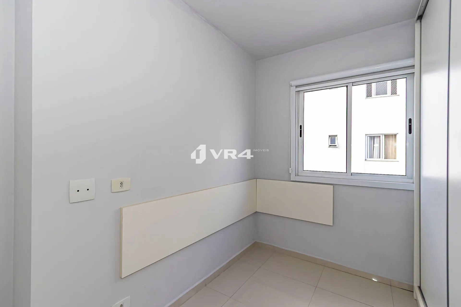 Balcony with a grill in a 2-bedroom apartment, 70 m² — photo 18