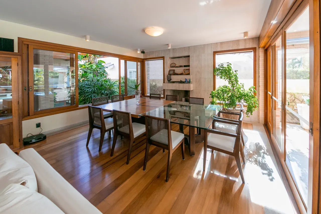 Furnished house, 330 m², with floor-to-ceiling windows — photo 11