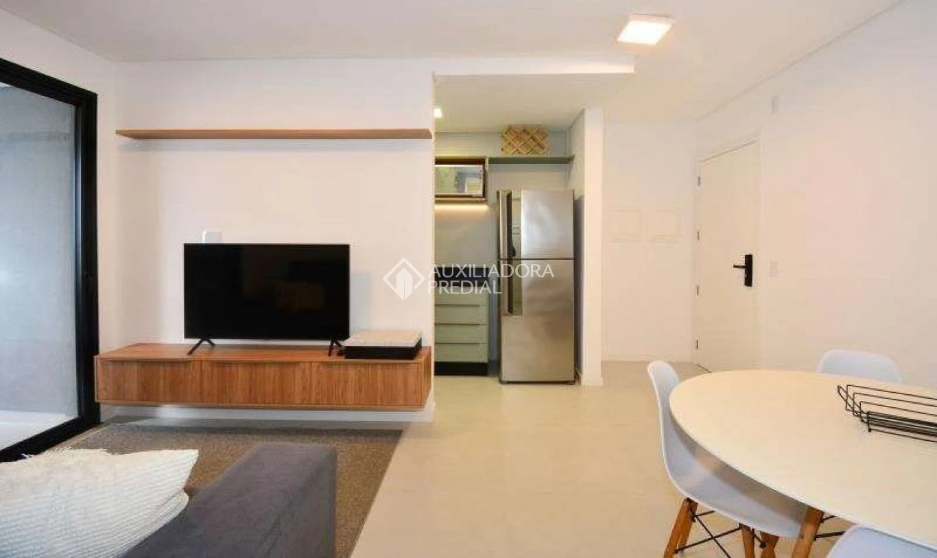 2-bedroom apartment in a building with a gym — photo 9