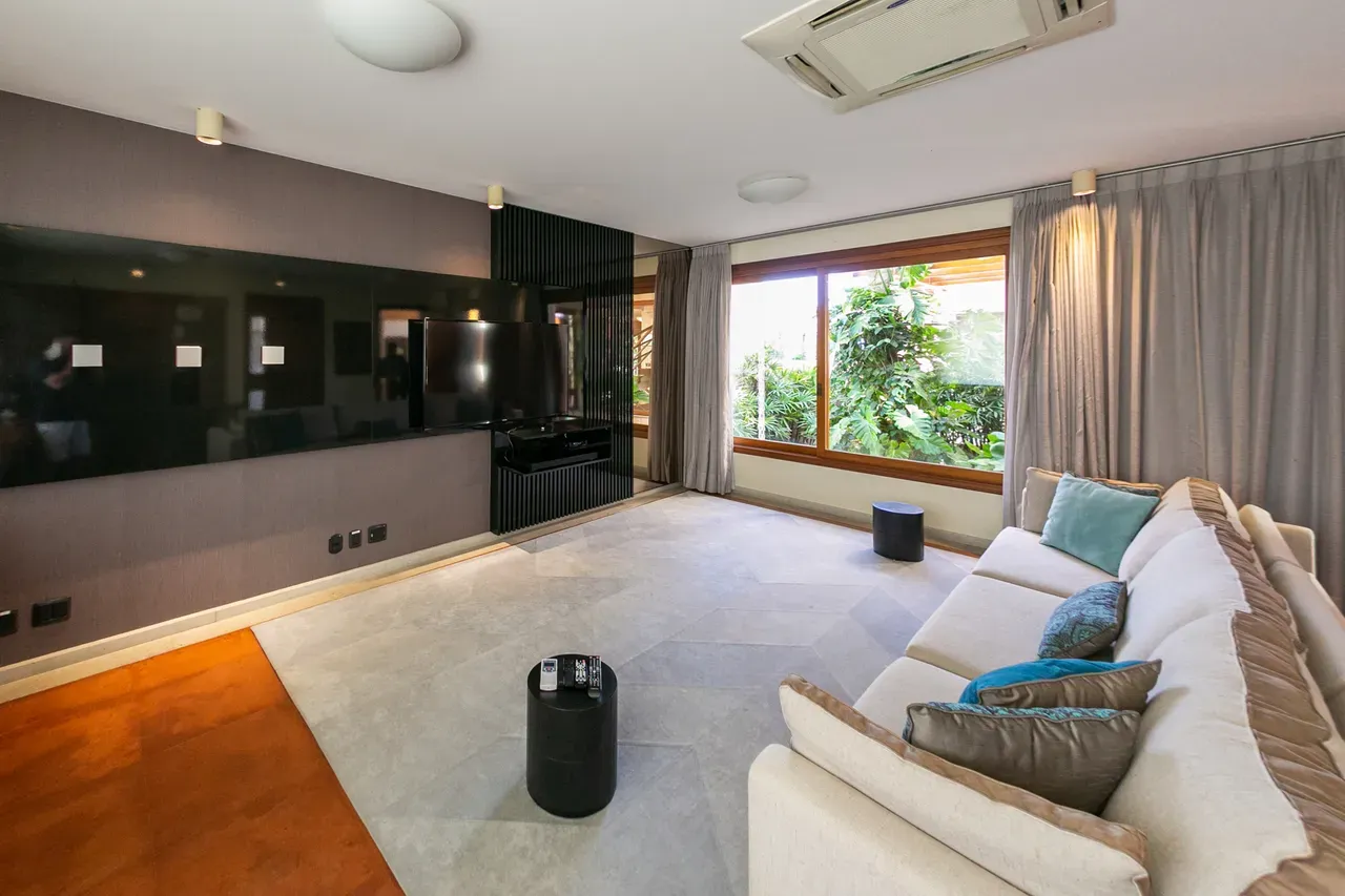 Furnished house, 330 m², with floor-to-ceiling windows — photo 2