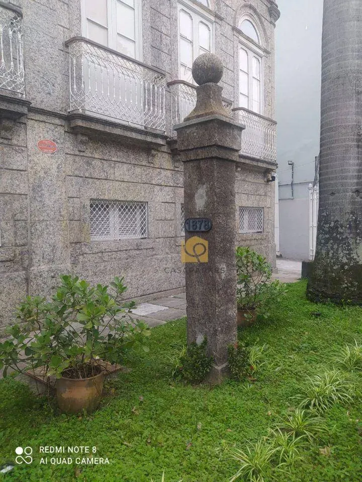 Casa com 2 dormitórios e piso de madeira na sala — photo 46
