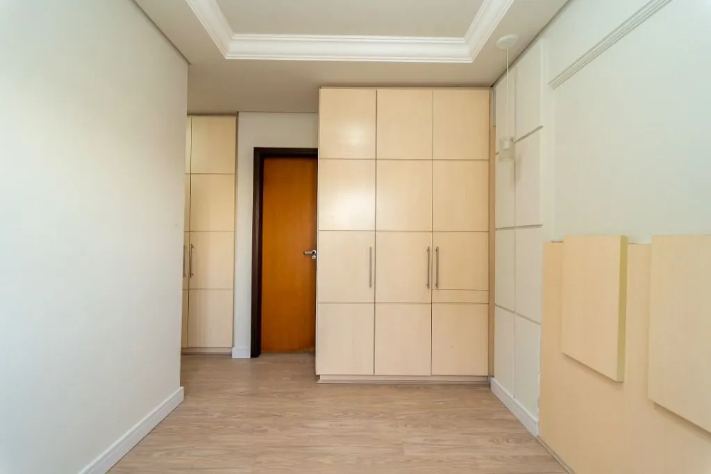 Balcony with a grill in a 2-bedroom apartment, 59 m² — photo 27