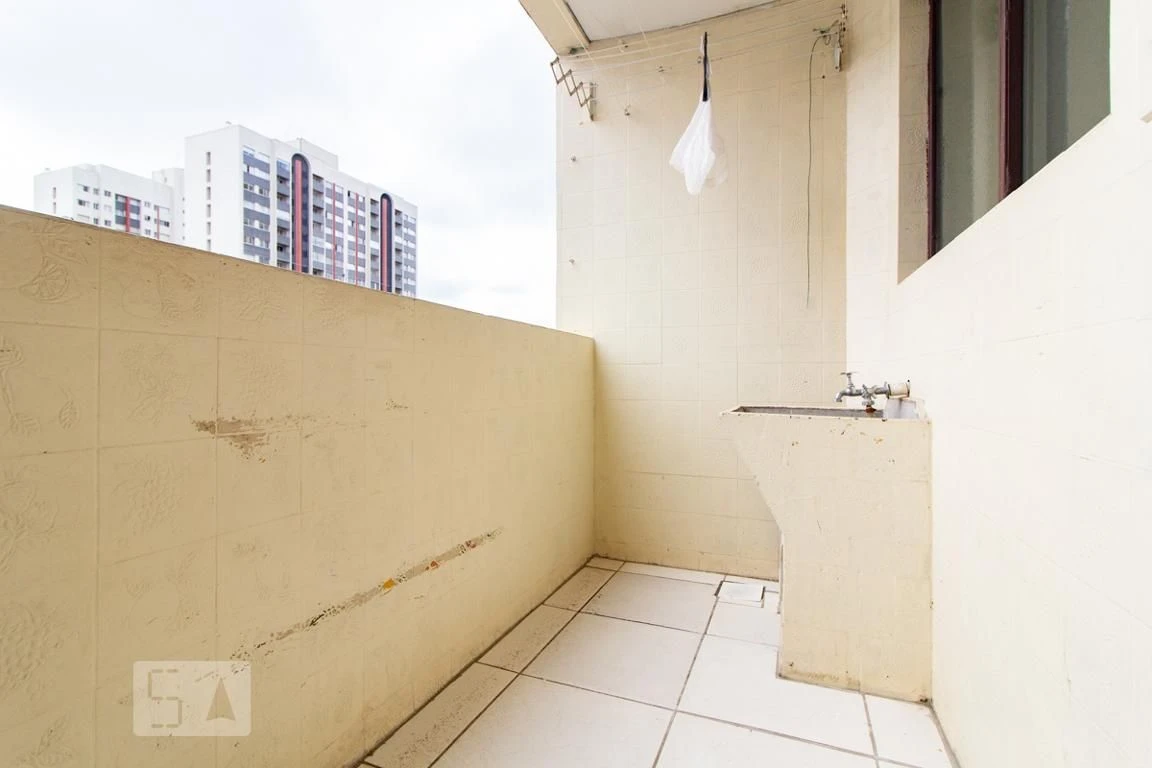 2-bedroom apartment with wood or laminate floors in Curitiba — photo 6
