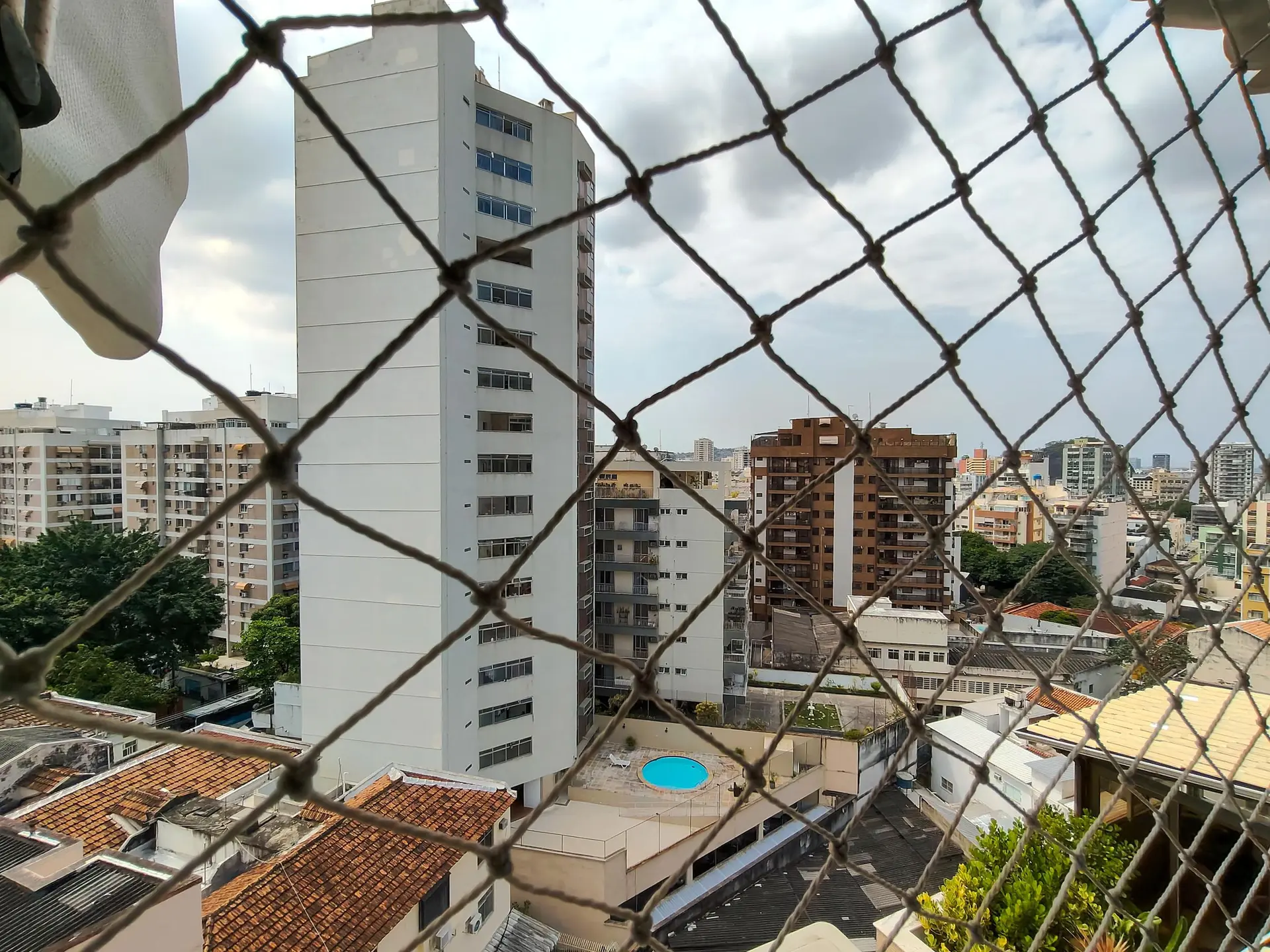 Balcony with a grill in a 3-bedroom apartment, 135 m² — photo 15