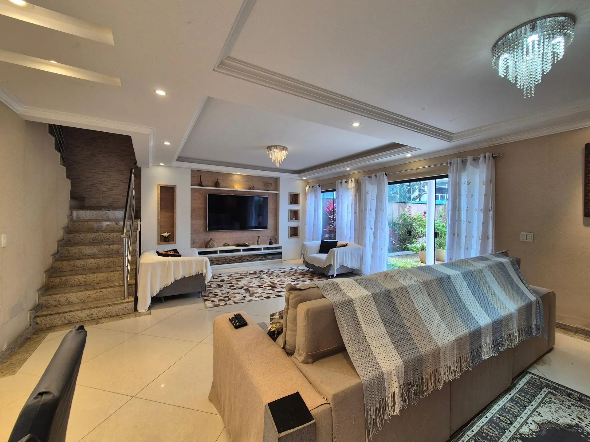Jacuzzi in a 3-bedroom house, 400 m² — photo 11