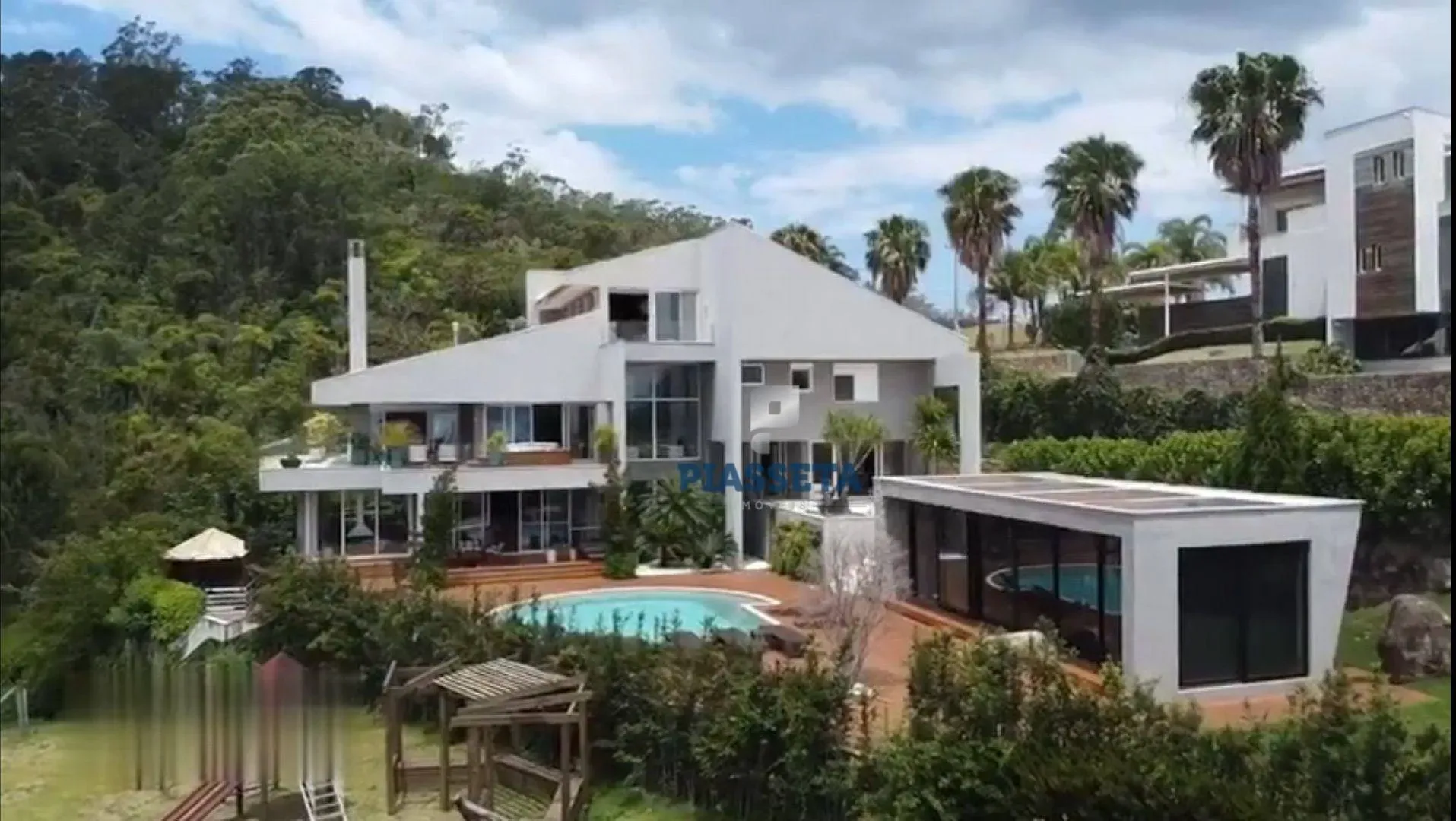 House with 4 en-suite bedrooms, 8 baths and 1800 m²