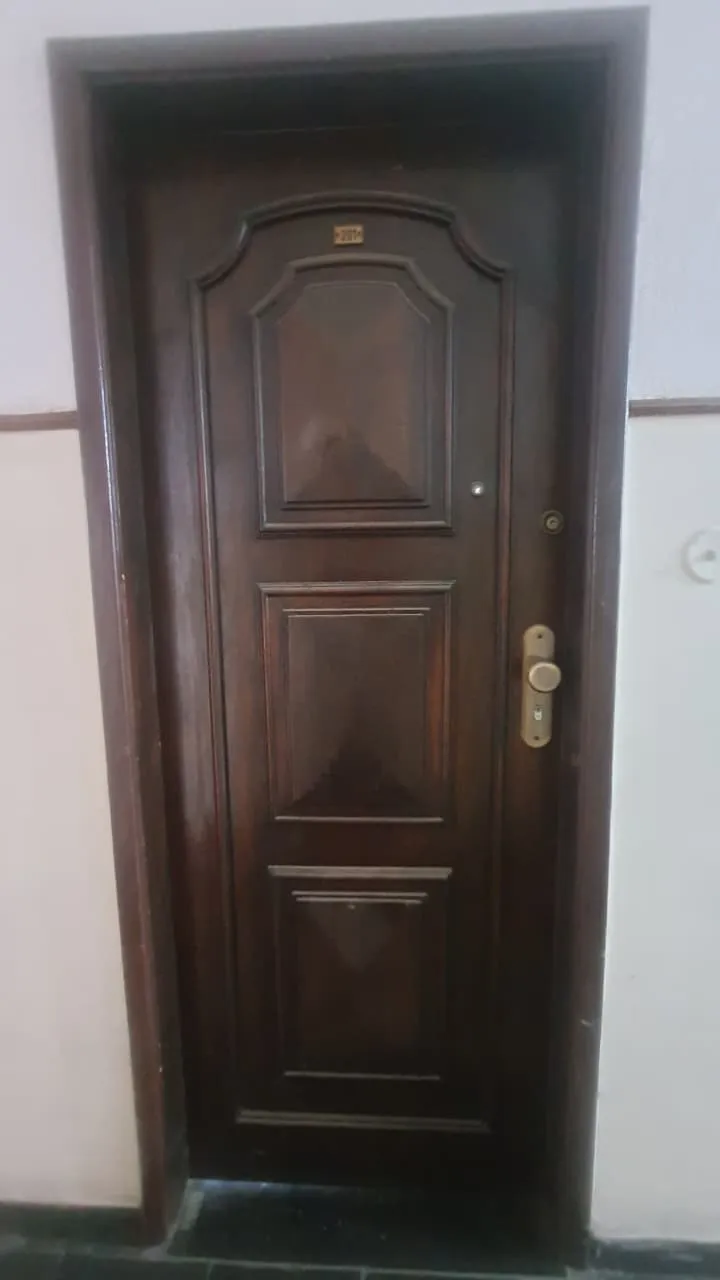 Apartamento com 2 quartos e banheiro com box de vidro — photo 16