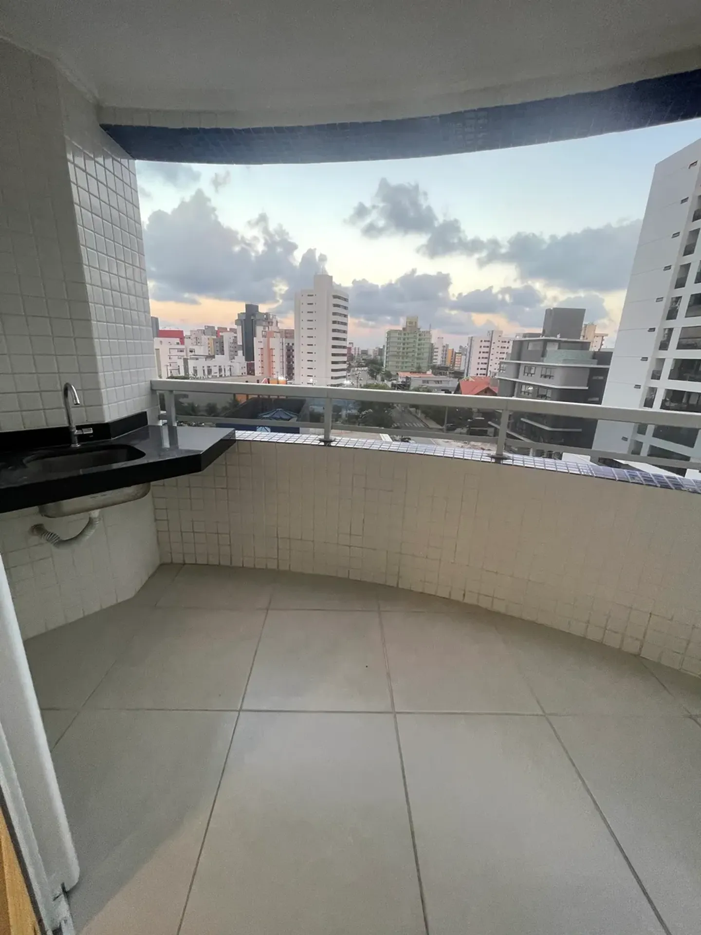 Glass-enclosed balcony in a 4-bedroom apartment, 115 m²