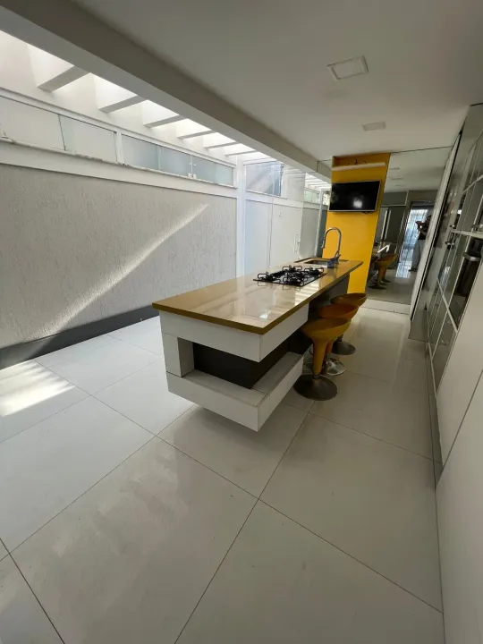 House with 5 bedrooms, 5 baths and 300 m² — photo 2