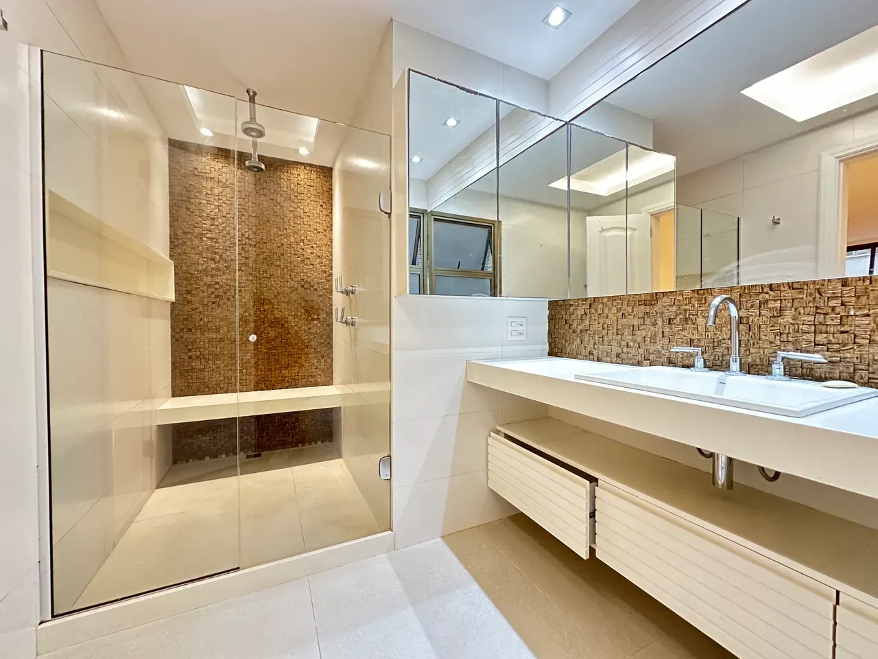 Furnished apartment, 268 m², with a water view — photo 17
