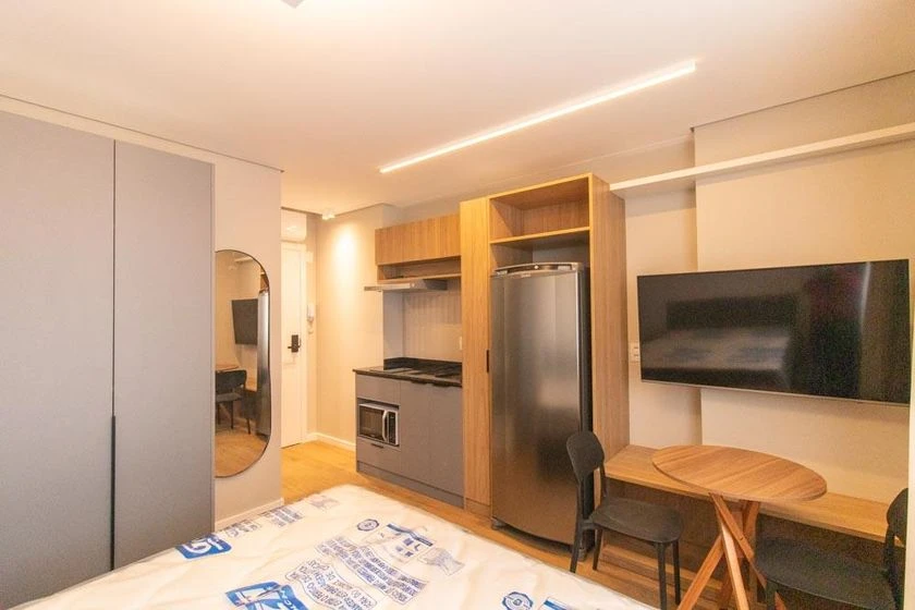 Furnished studio kitnet with an open-plan kitchen — photo 5