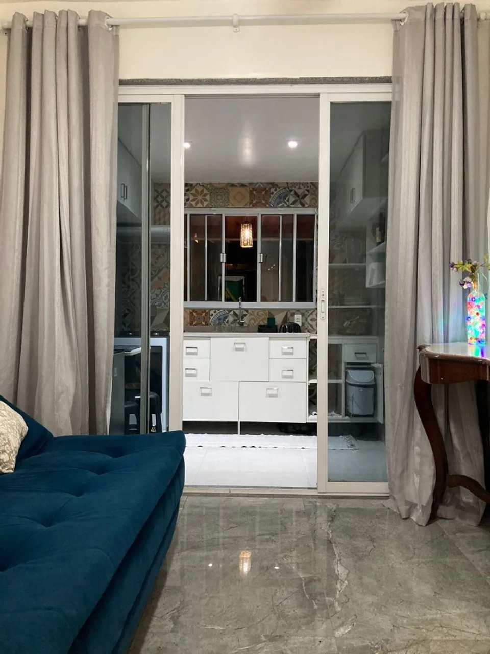 Estudio amueblado con balcón y cocina pequeña a gas