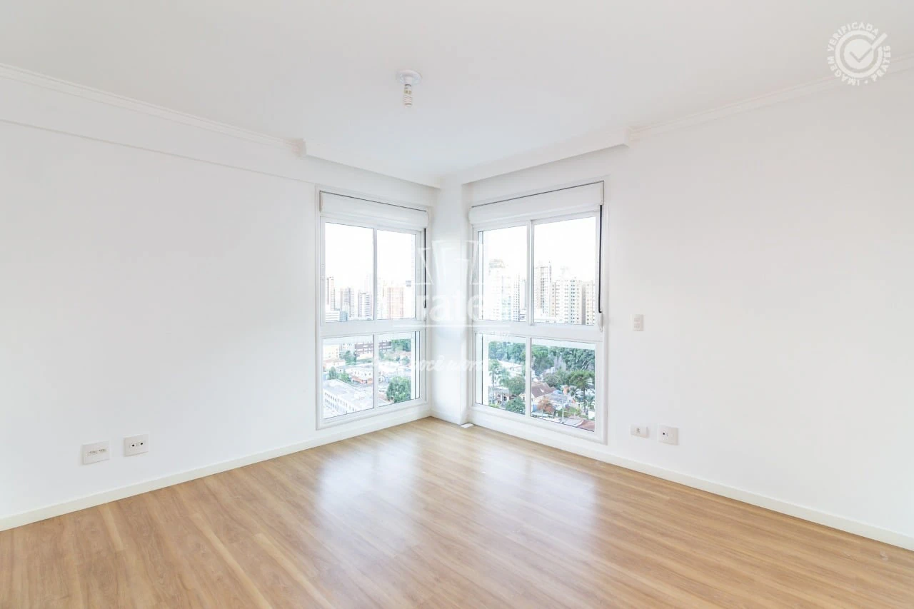 Balcony with a grill in a 2-bedroom apartment, 99 m² — photo 3