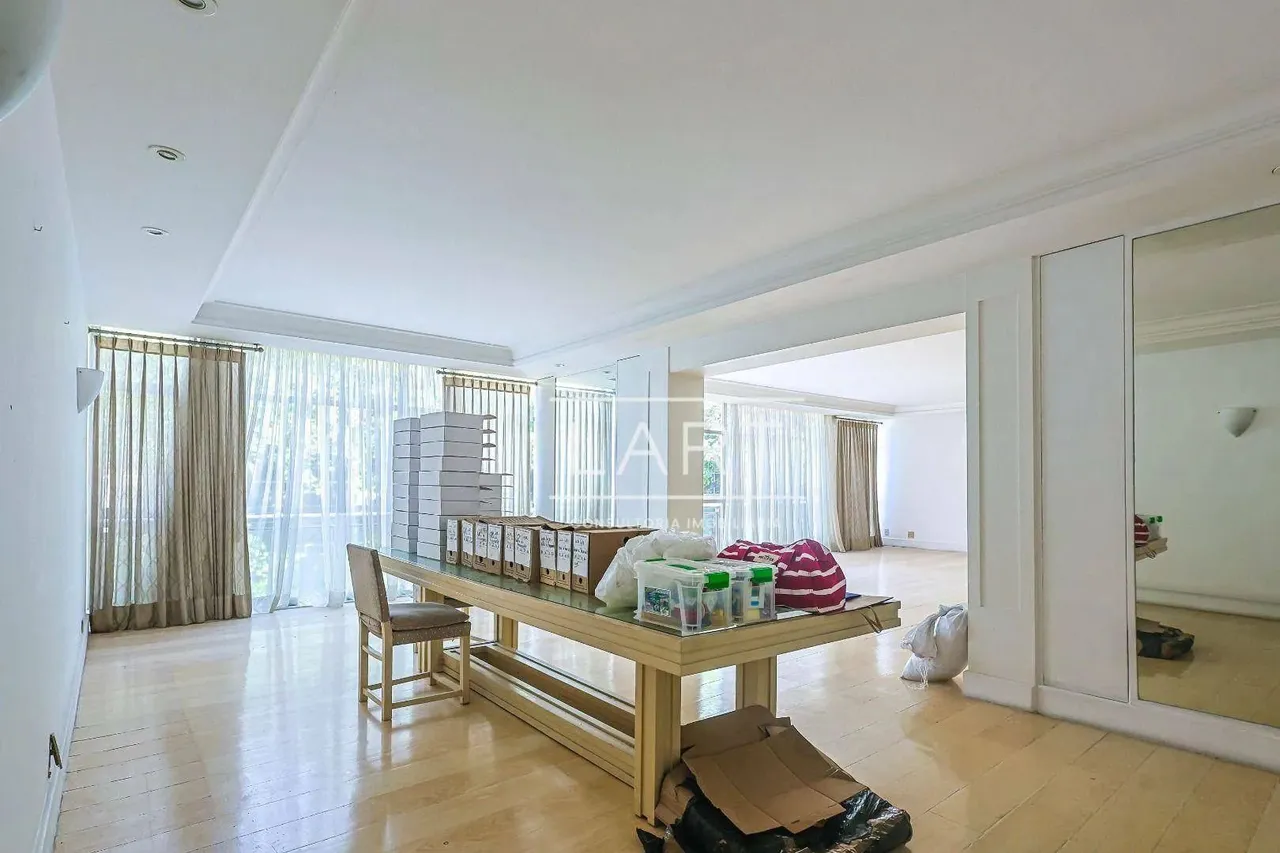 4-bedroom apartment with built-in wardrobes — photo 12